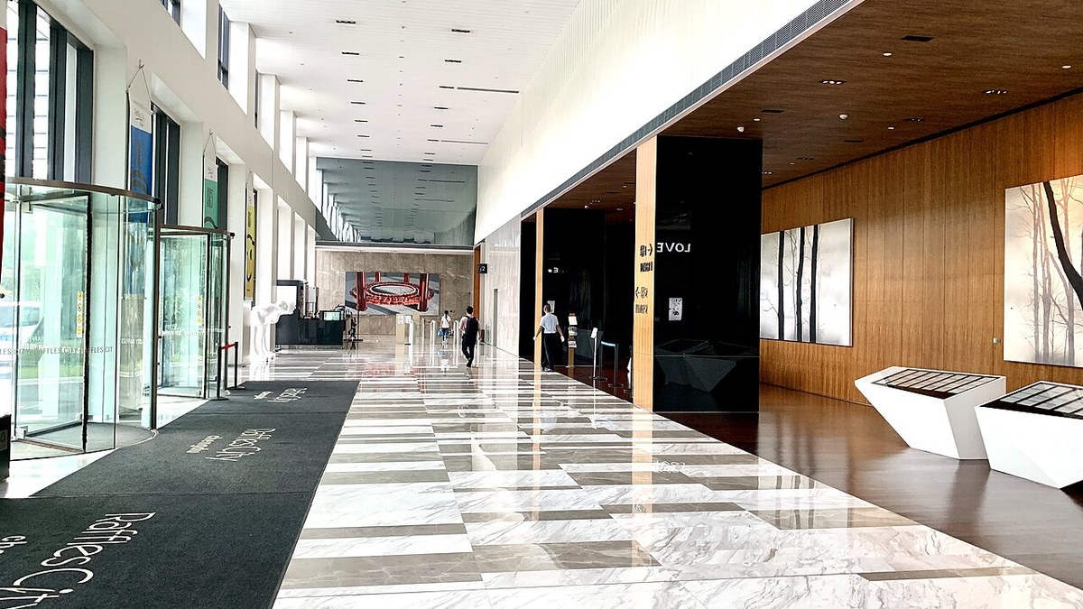 成都办公楼大堂真实照片,合同审查法律服务配图