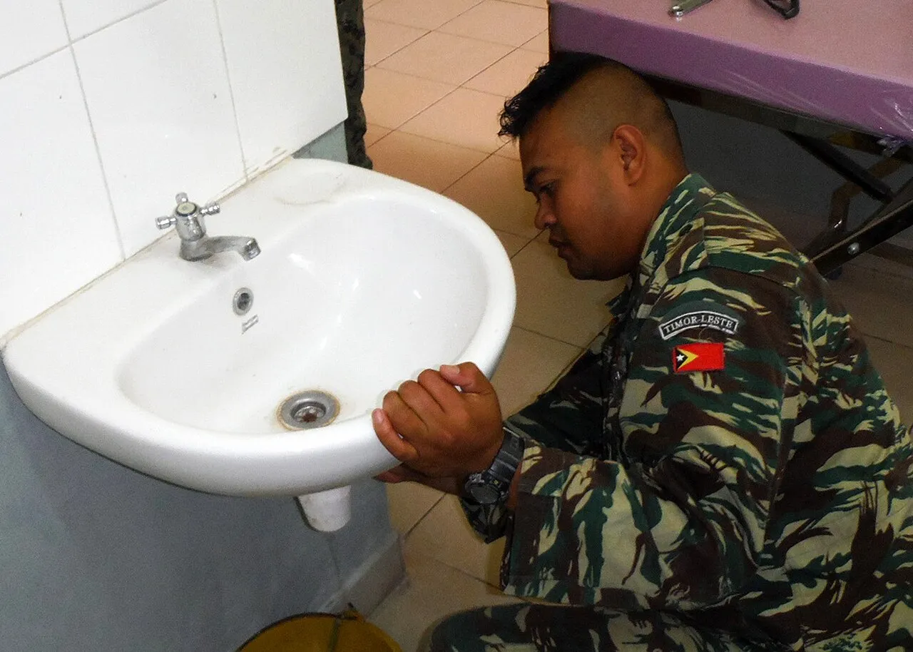 租客与房东查看漏水位置